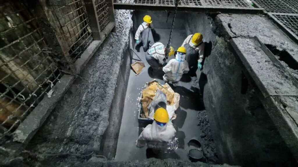 การทำความสะอาดท่อระบายน้ำในโรงงาน