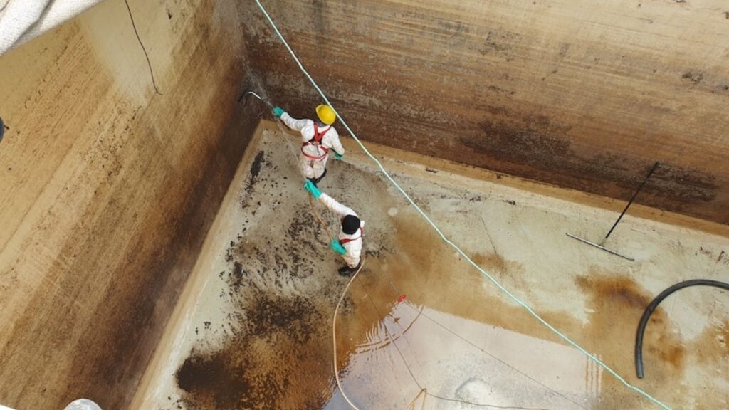 ทำความสะอาดบ่อบำบัดในพื้นที่อับอากาศ Pond cleaning