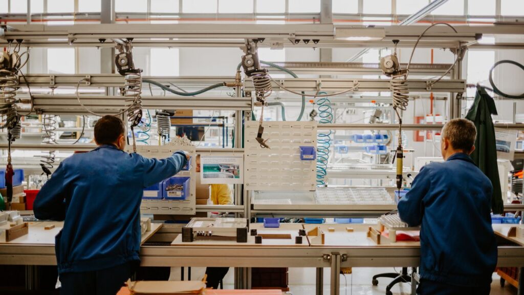 บริการการออกแบบ ติดตั้ง เฟอร์นิเจอร์ห้องปฎิบัติการ Laboratory furniture design and installation services