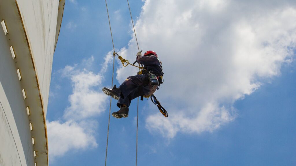 บริการโรยตัวซ่อมบำรุงบนที่สูง Abseiling and maintenance services at high altitudes